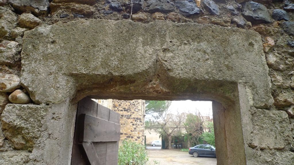 mur de séparation entre l'enclos de l'église et la cour est du château, linteau en accolade de la porte.