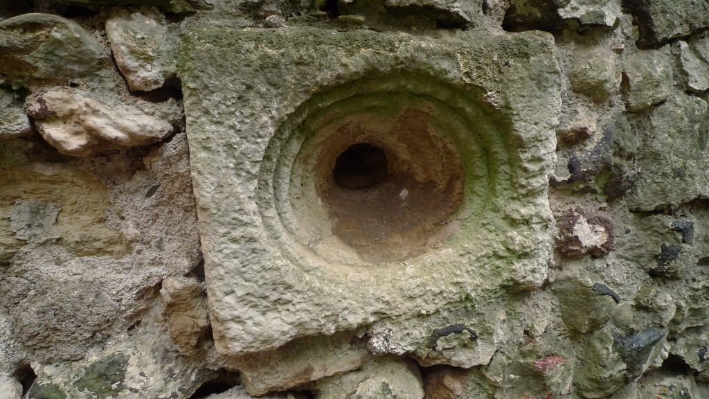 mur de séparation entre l'enclos de l'église et la cour est du château, canonnière.