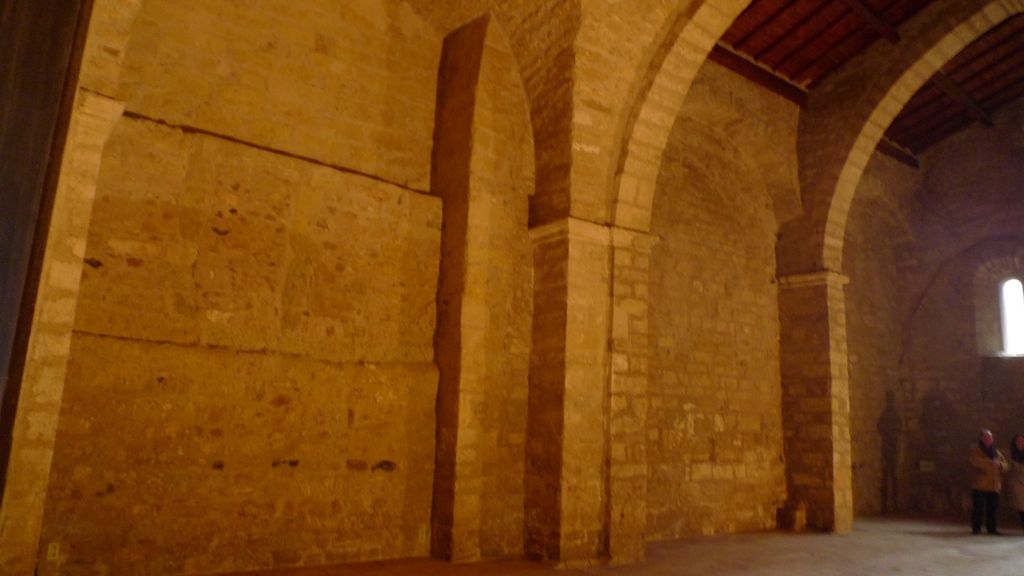 chapelle, mur nord, accolé au château, ancienne nef romane.