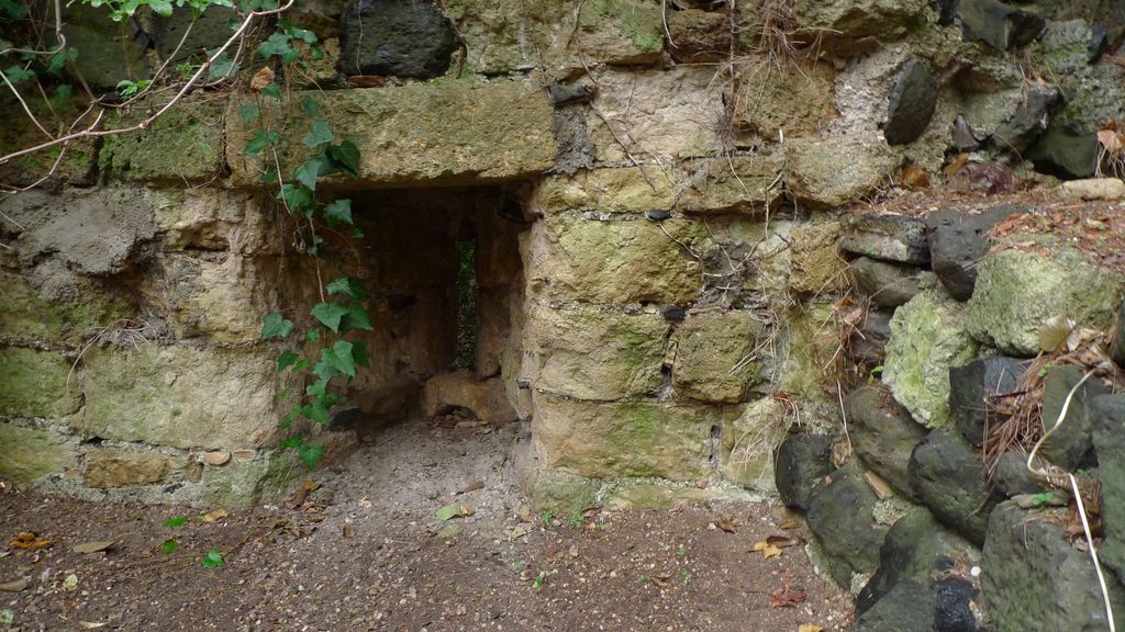 cour arrière, meurtirère au niveau du sol.