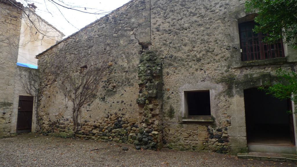 cour arrière, bergerie, mur de maison accolée au sud.