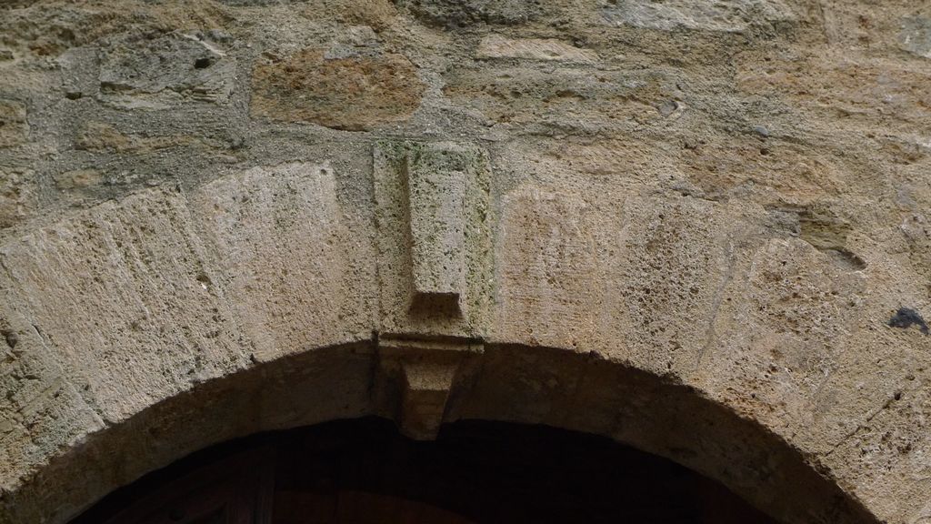 chapelle, portail d'entrée est, sommet de l'arc avec clé.