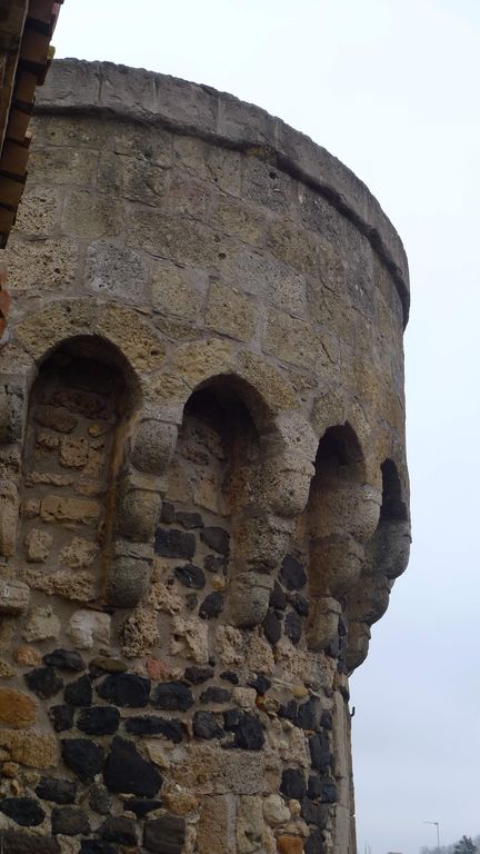 tour ronde nord-est, mâchicoulis, encrbellements.