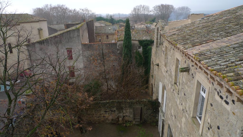 façade est, enclos de l'église et cour des Templiers.