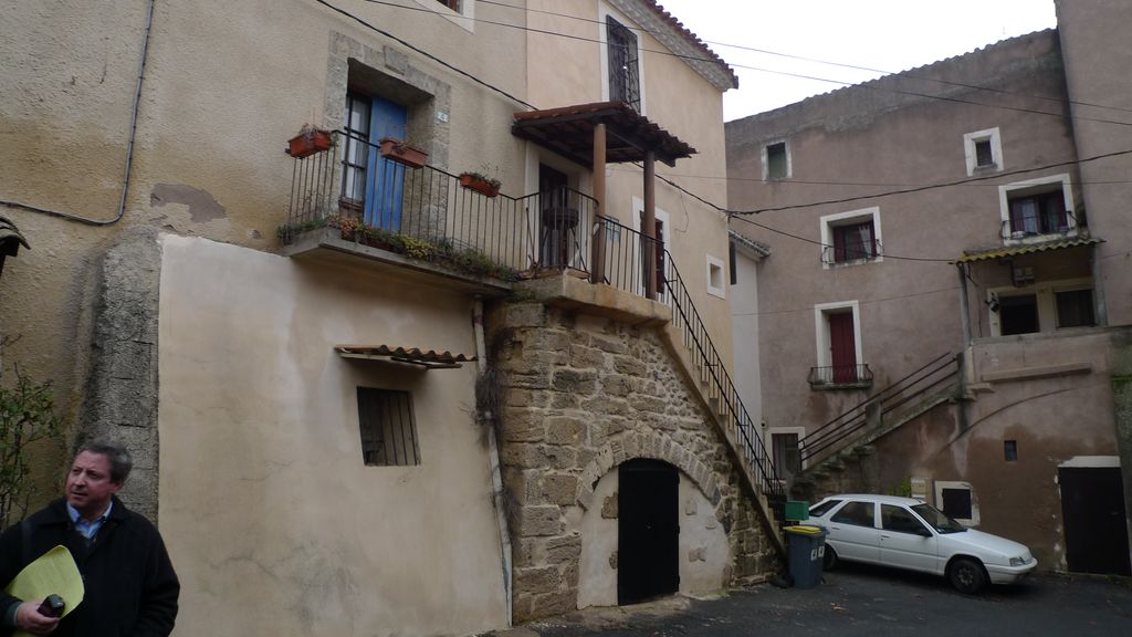 Ancienne cour de la commanderie, façades des maisons accolées au sud de l'église.