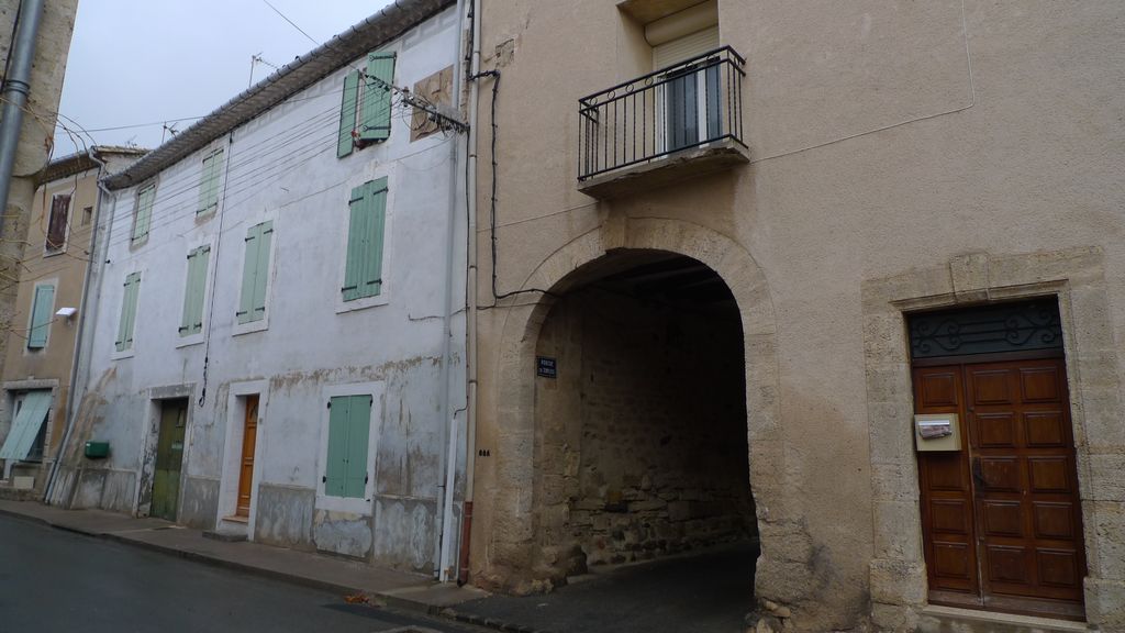 façades sud sur la rue des Templiers avec porche couvert.