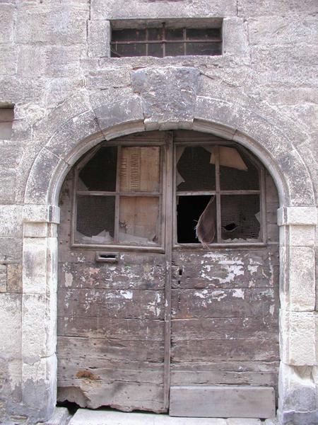 Façade sur rue : entrée est.