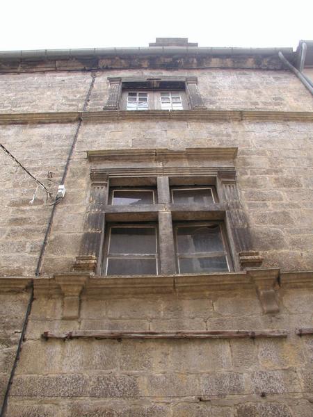 Façade sur rue : détail d'une croisée.