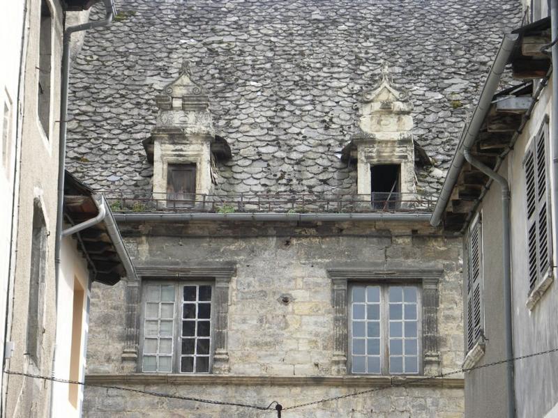 Façade sur rue : détail des lucarnes.