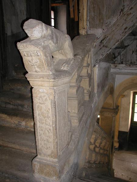 Escalier : armoiries.