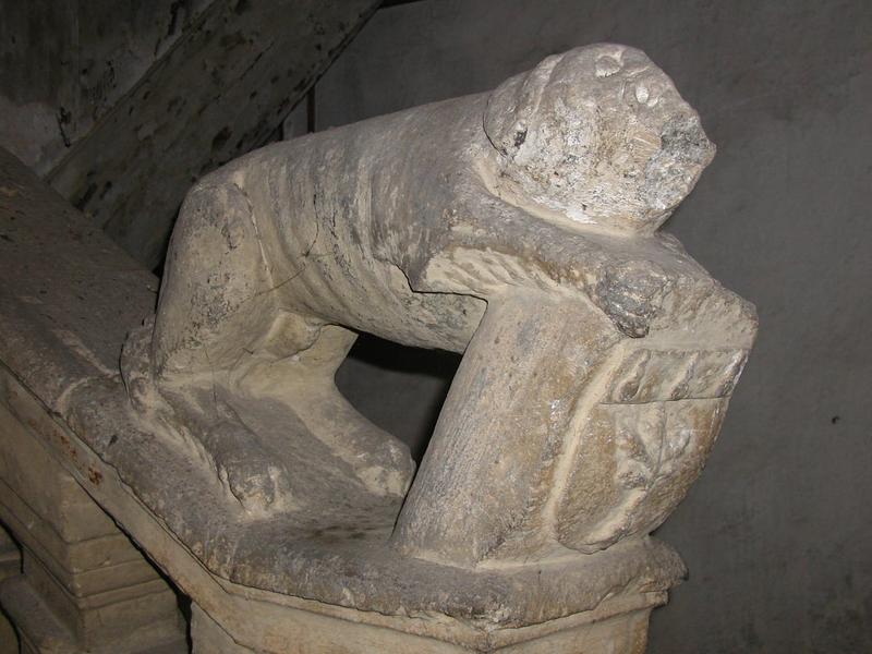 Escalier : armoiries.