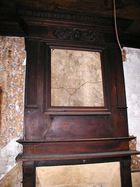 Premier étage : cheminée.