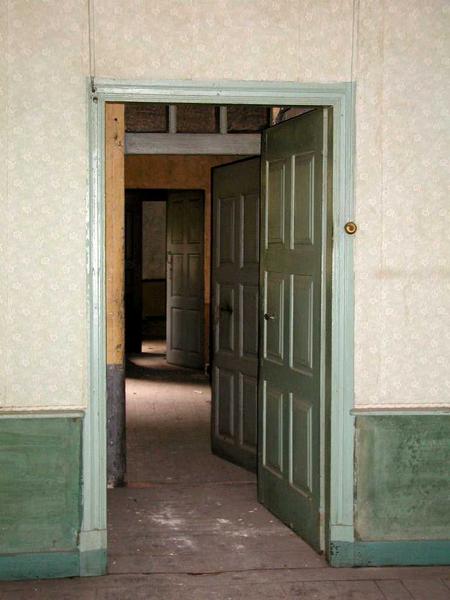 Premier étage : portes en enfilade.
