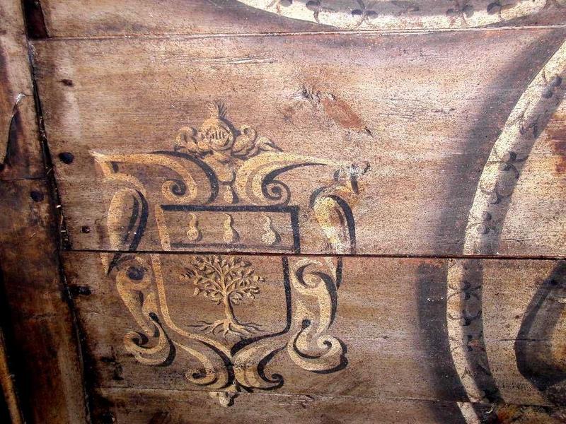 Troisième étage : blason Rouvière.
