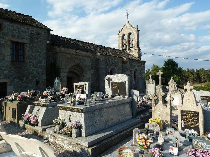 Façade principale sud et cimetière.