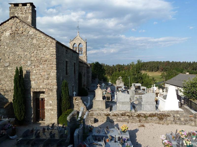 Vue de la façade du presbytère et du cimetière attenant.