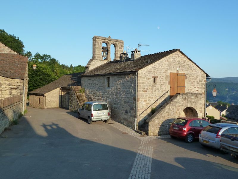 Vue du clocher depuis la place du village de la Rouvière. Au premier plan, le presbytère.