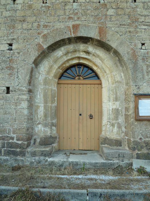 Porte sud de l’église.