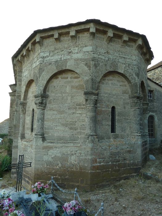 Chevet à 5 pans. Arcatures retombant sur des chapiteaux historiés.