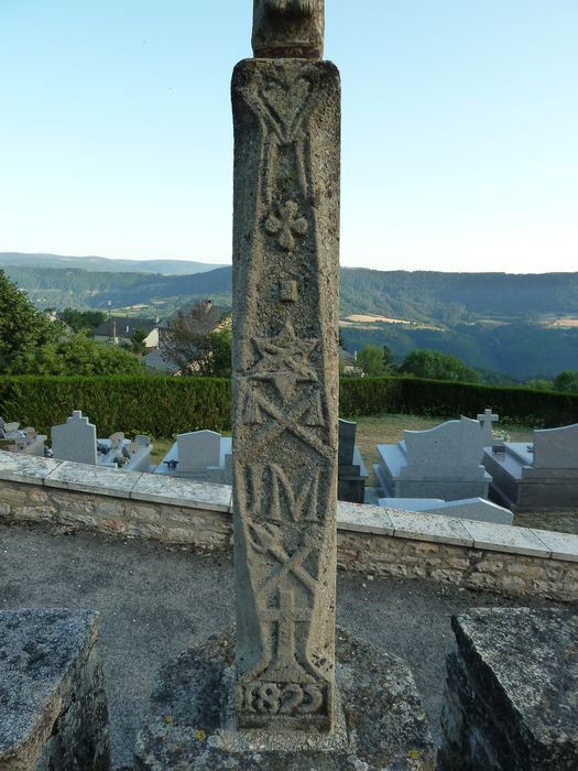 Croix du cimetière. Socle.