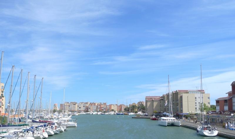 Vue du port : bassin principal avec au fond la capitainerie.