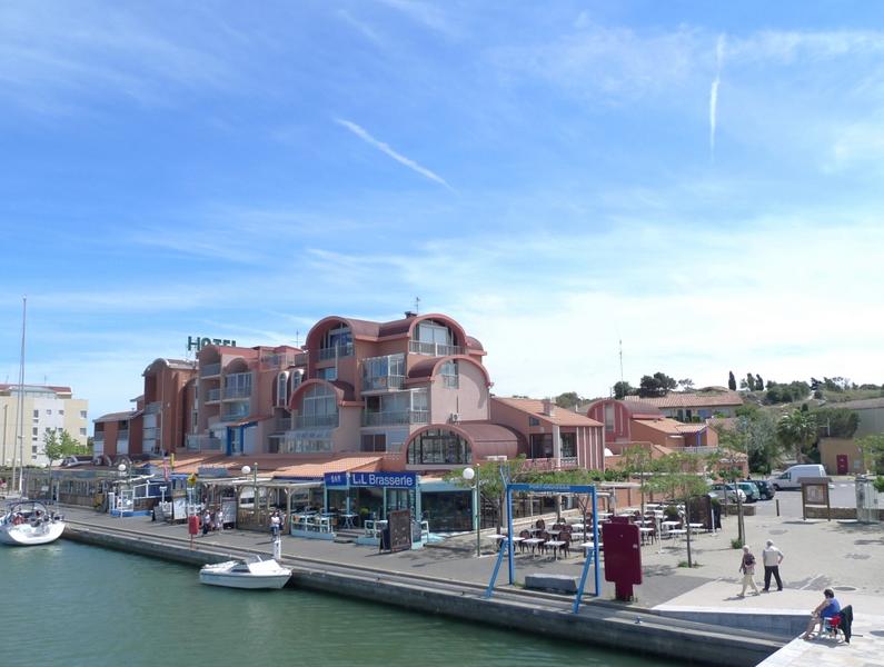 Port, immeubles sur le bassin principal.