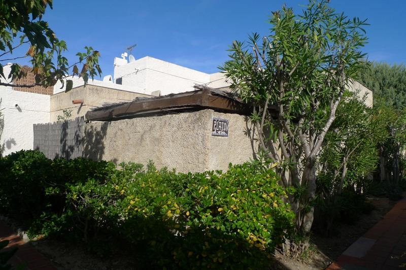 Village grec construit par Candilis : angle de 2 allées avec clôture d'un patio dans son état d'origine.