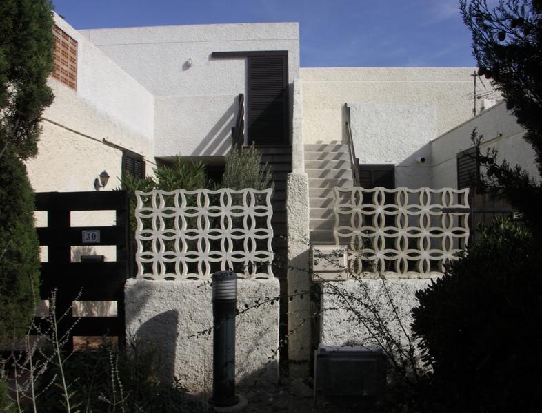 Village grec construit par Candilis : villas mitoyennes avec leurs escalier droit donnant accès à l'étage.
