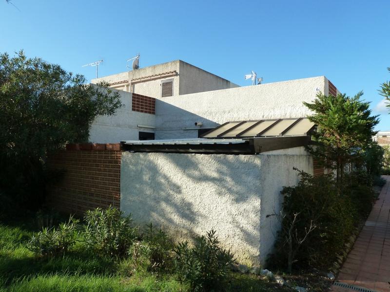 Village grec construit par Candilis : un patio d'angle couvert partiellement en appentis.