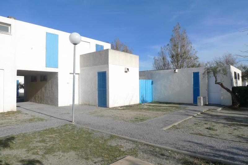 VVF Rives des Corbières : passage entre les différents blocs de logements.