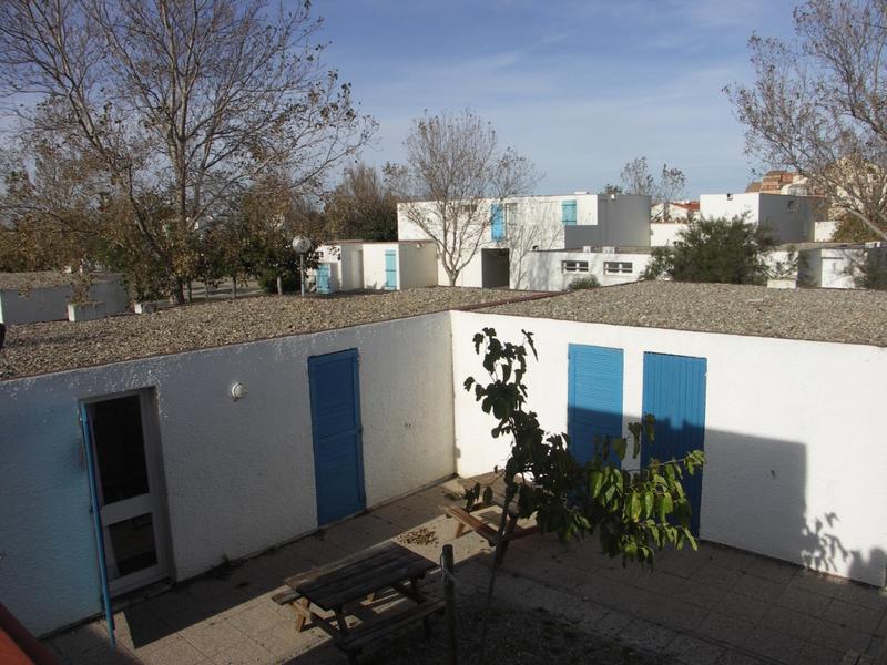 VVF Rives des Corbières : logements en RDC et au 2e plan logements sur 2 niveaux.