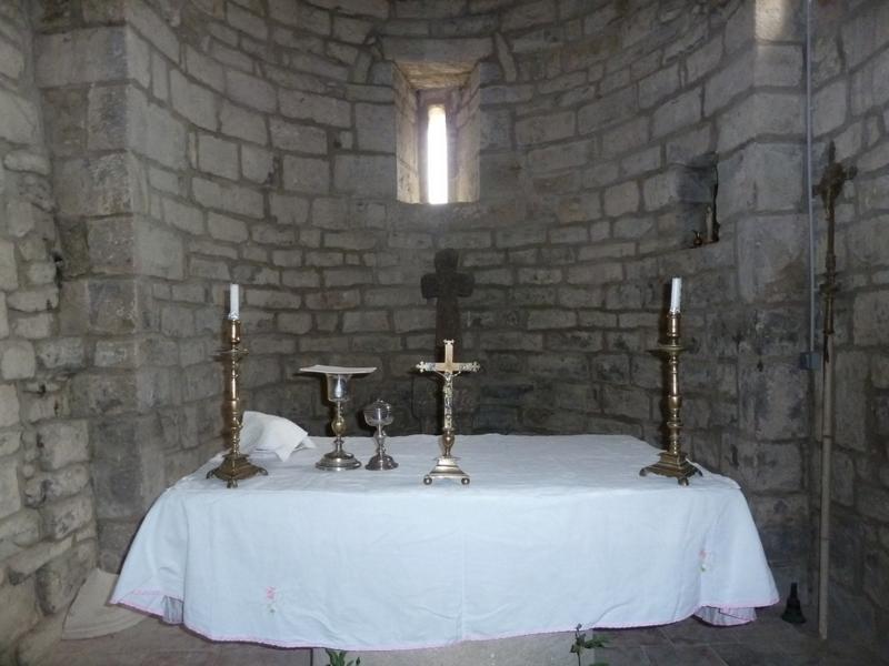 L'abside avec le socle de croix inscrit sous la baie d'axe.