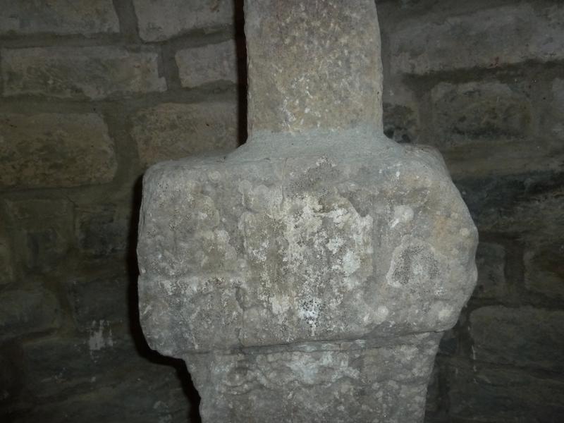 Socle de croix : vue latérale, motif de corde entrelaçée.