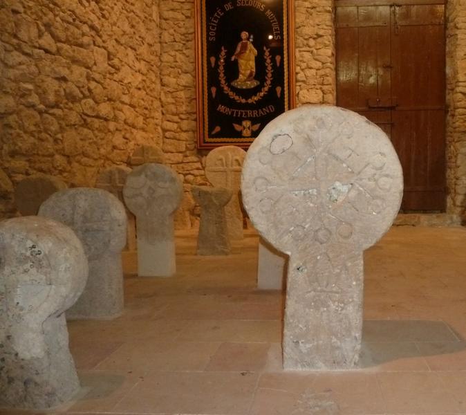 Ensemble de croix discoïdales rassemblées dans l'entrée de l'église.