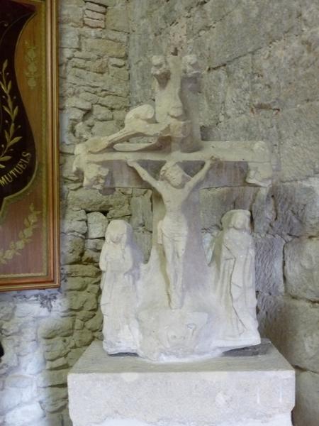 Croix ou calvaire sculpté.