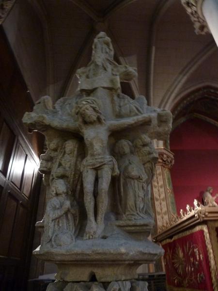 Croix en pierre qui se trouvait dans le cimetière, déplacée dans l'église. Christ en croix.