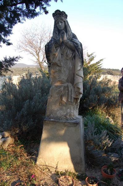 Parc au nord de l'aile des moines : statue de la Vierge.