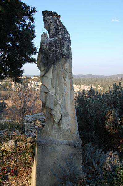 Parc au nord de l'aile des moines : statue de la Vierge.