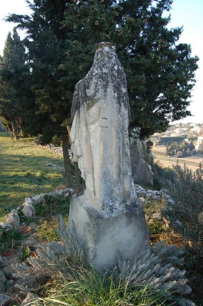 Parc au nord de l'aile des moines : statue de la Vierge.