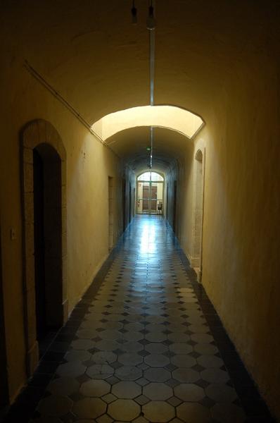 Intérieur de l'aile des moines : couloir.