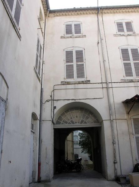 Cour est sur la rue Bernard Lazare : passage vers la grande cour.