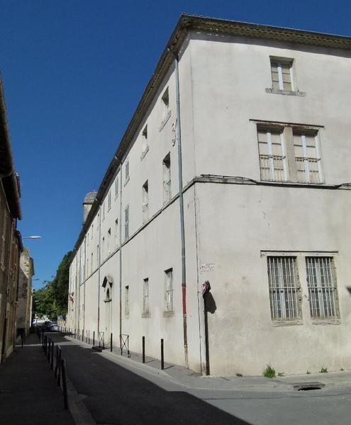 Façade sud et angle sud-est sur la rue Bernard Lazare.