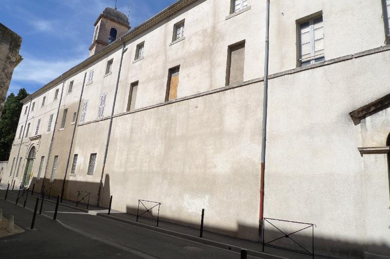 Façade sud avec le clocher de la chapelle.