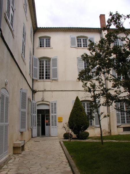 Cour intérieure, angle nord-ouest et actuelle entrée des archives.