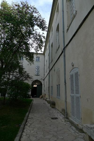 Cour intérieure, aile ouest et passage vers la rue.