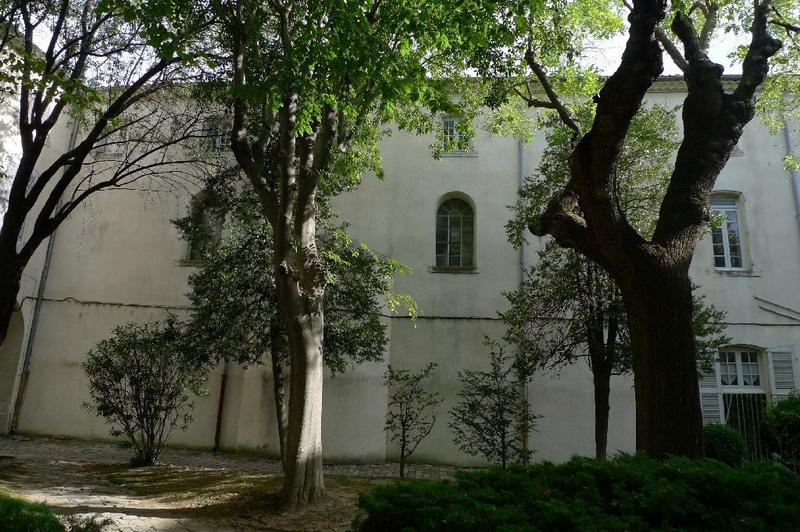 Cour intérieure, aile sud avec la chapelle.