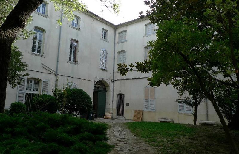 Cour intérieure, angle sud-ouest avec passage vers la rue.