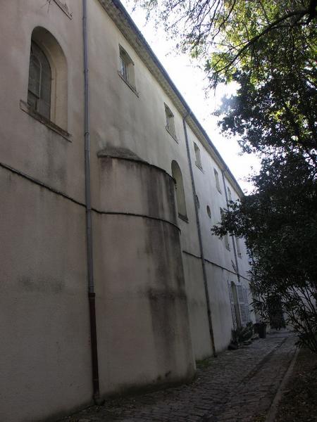 Cour intérieure : aile sud, absidiole de l'ancienne chapelle.