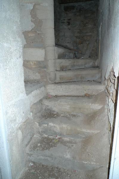 Intérieur, cave de l'aile nord : départ d'un escalier en vis démoli en 1910.