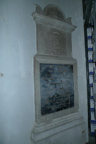 Intérieur, aile sud, ancienne chapelle : stèle funéraire de Monseigneur de Chaffoy.